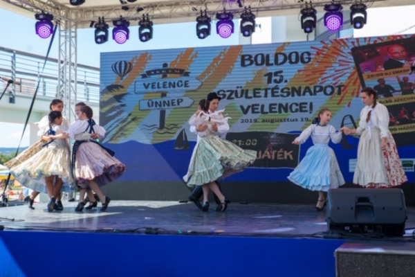 kulturkaravan-velence-20190819-3DC823A03-361D-E25C-FF8C-6B143A6F7C64.jpg